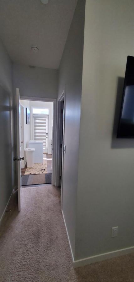 Delightful 1-Bedroom Private Suite In A New Home Calgary Exterior photo